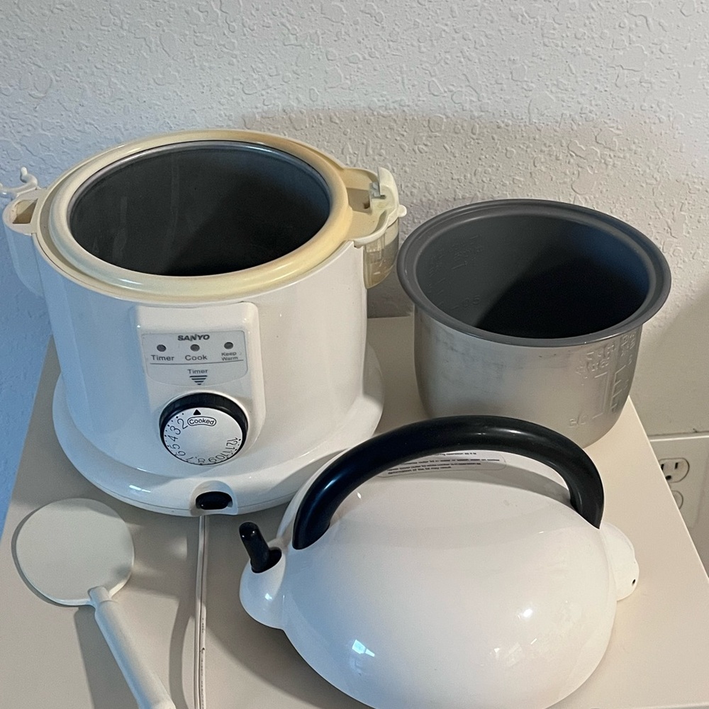 Sanyo Vintage White Rice Cooker - Picture 10 of 12
